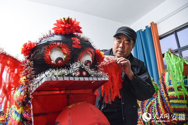 景礼祥和他亲手扎制的火狮灯。人民网记者 李希蒙摄