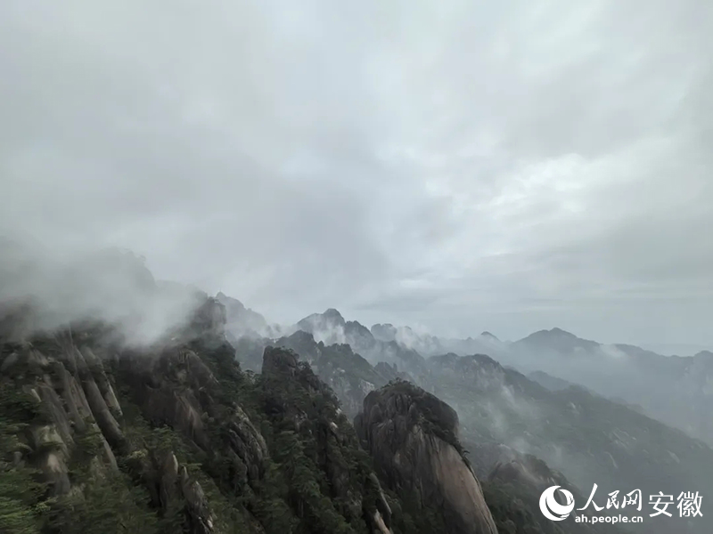云雾缭绕的黄山。人民网记者 汪瑞华摄