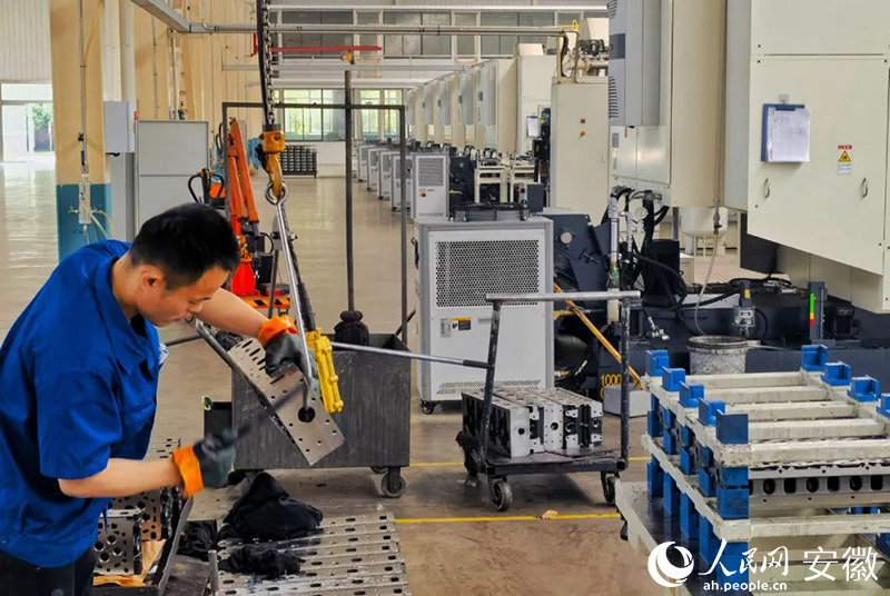安徽天长缸盖有限公司的一条自动化生产线，现在只需要一名工人操作。人民网记者 周坤摄
