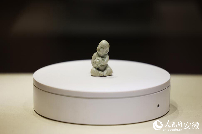 .该馆“镇馆之宝”-北宋景德镇窑青白釉抱鞠童瓷塑。人民网记者 王晓飞摄