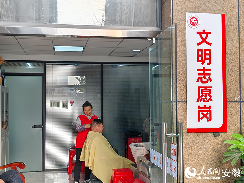 刘运梅在给顾客理发。人民网 丁纪摄