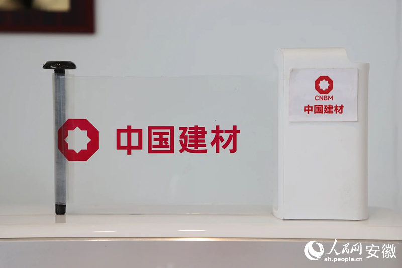 30微米柔性可折叠玻璃。人民网记者 王晓飞摄
