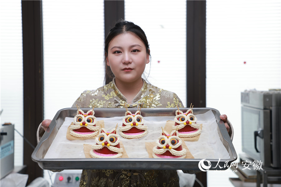 萌萌的“醒狮”花馍。人民网记者 王晓飞摄