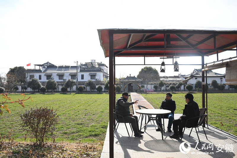 毛桂付在康养基地里接待游客。人民网记者 周坤摄