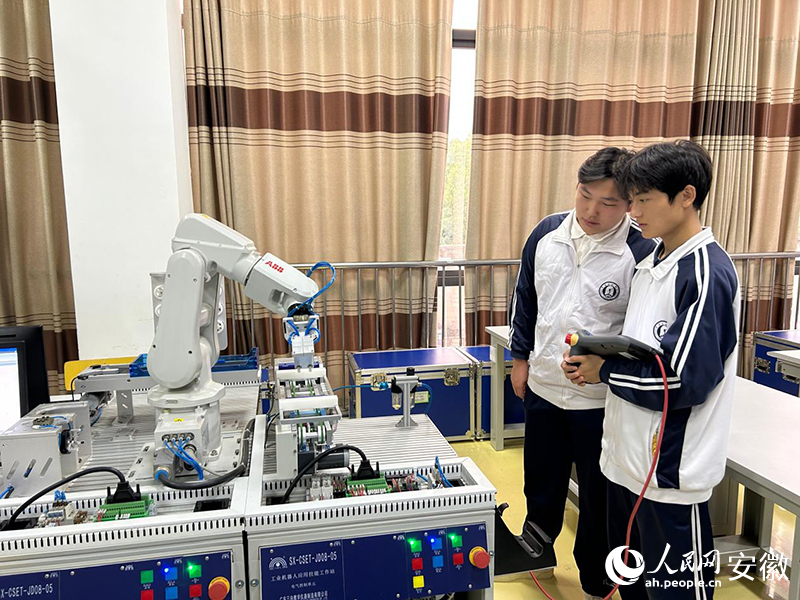 阜阳技师学院内，学生正在实训。人民网记者 高飞跃摄