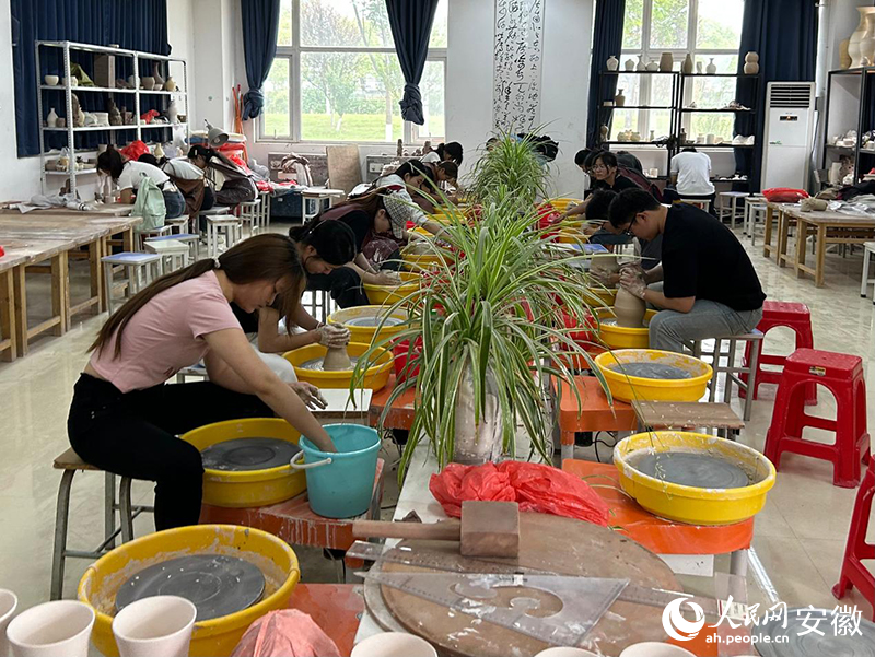 阜阳职业技术学院陶瓷制造技术与工艺专业学生正在制陶。人民网记者 高飞跃摄