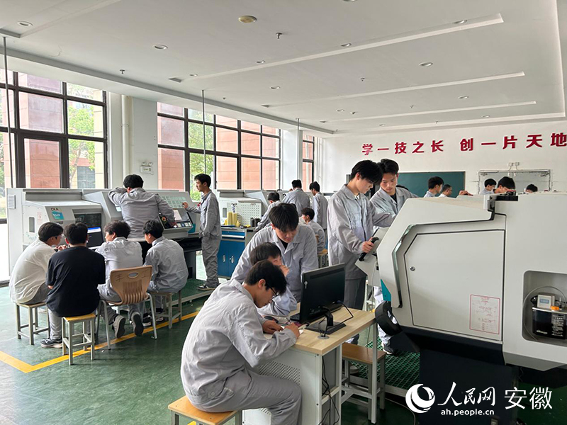 皖北经济技术学校内，学生正在上课。人民网记者 高飞跃摄
