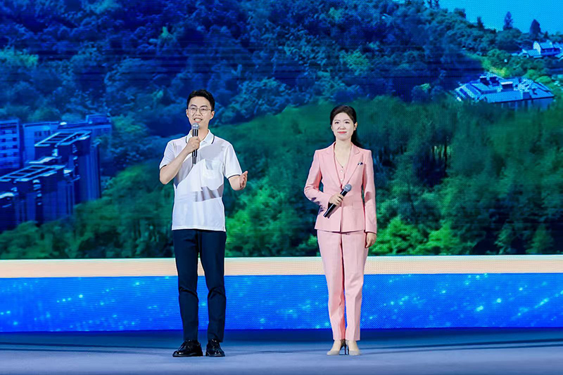 人民网网友朱开源和记者陈曦现场分享。
