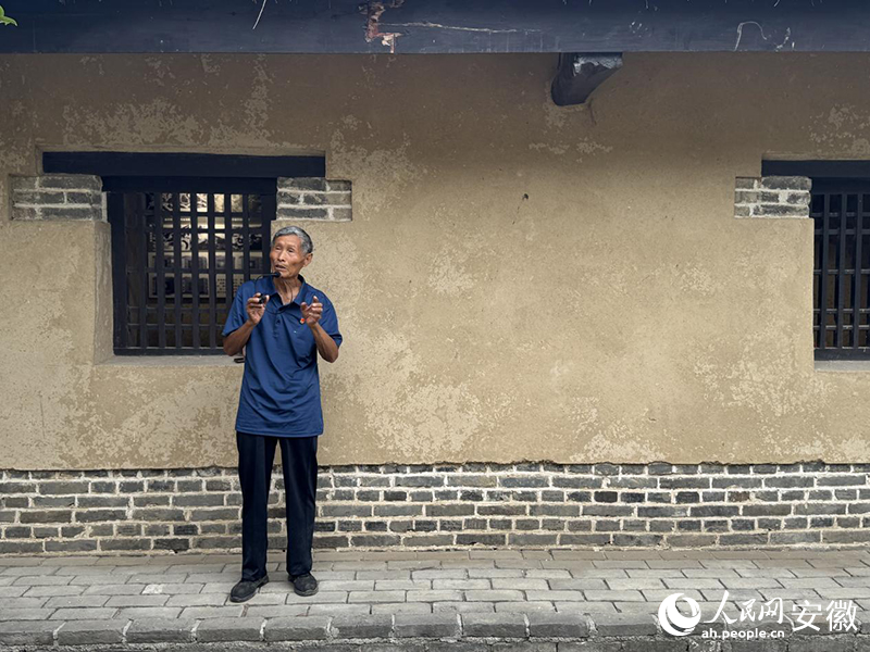 李华松老人为前来参观的市民作讲解。人民网 吕欢欢摄